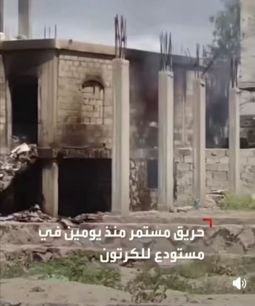 تعز..النيران تواصل التهام مستودع فيها لليوم الثاني وغضب شعبي من غياب الدفاع المدني