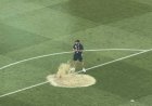 في كأس العالم .. انفجار انبوب مجاري في أرضية الملعب بين شوطي مباراة.. فيديو