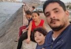 صورة مؤثرة للصحفي محمد عيضة مع أبنائه تثير تفاعلاً واسعاً على مواقع التواصل