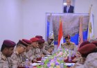 وزير الدفاع يؤكد رفع جاهزية القوات المسلحة خلال اجتماع عسكري في مأرب