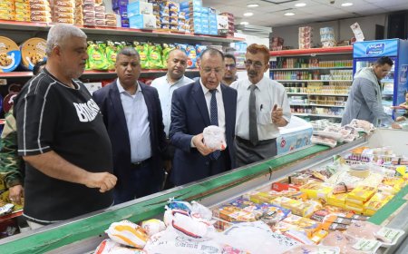 وزير الصناعة والتجارة يؤكد على الانضباط الوظيفي ومكافحة الفساد وينفذ نزولا ميدانيًا على المراكز التجارية بعدن