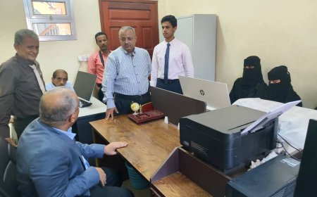 ​وزير التربية والتعليم يتفقد مستوى الانضباط الوظيفي بديوان الوزارة في عدن