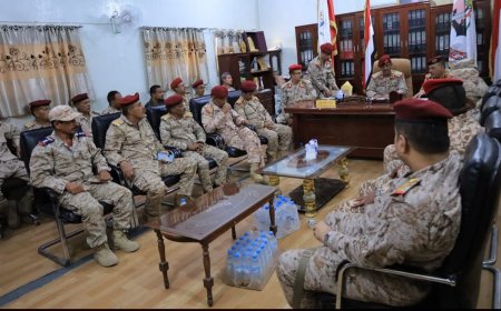 لجنة وزارة الدفاع تباشر مهام الاستلام والتسليم في محور تعز لقيادة المنطقة الجديدة