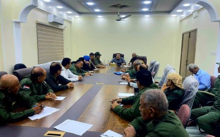 مدير أمن العاصمة عدن يترأس اجتماعاً قيادياً موسعاً مع مساعديه ومدراء الإدارات الأمنية.