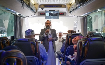 البركاني يتفقد سير عملية تفويج الحجاج العائدين إلى أرض الوطن ويطمئن على حالتين مرضيتين بالمدينة المنورة
