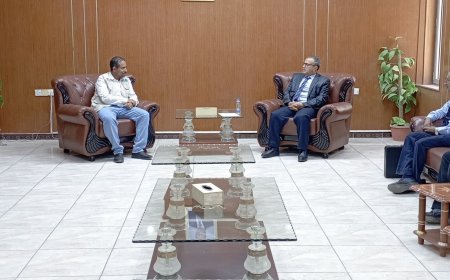 رئيس جامعة عدن يبحث مع جمعية العون المباشر تعزيز الشراكة وتطوير برنامج المنح التعليمية للطلاب الأشد احتياجًا