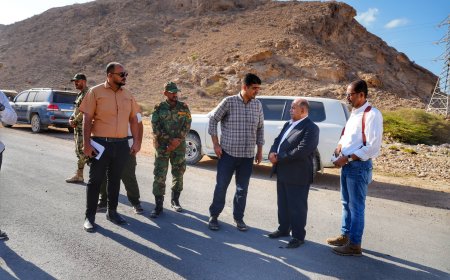 عضو مجلس القيادة الخنبشي يتفقد مشروعي شق وسفلتة طريق الغليلة–أمبيخة وطريق الدائري الوسط بالمكلا