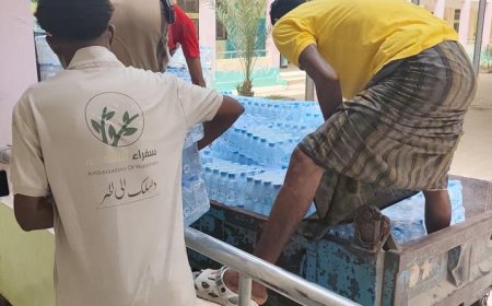 مؤسسة سفراء السعادة تنفذ حملة توزيع المياه الباردة على المراكز الامتحانية بمدينة المكلا