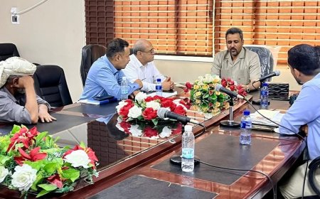 محافظ لحج يناقش مع مدراء عموم الحوطة وتبن وصندوق النظافة مستوى خدمات النظافة وتقييم الأداء الميداني ... 