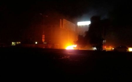 عاجل.. احتجاجات غاضبة وإشعال إطارات تقطع شوارع مديرية المنصورة في عدن!