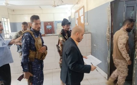 رئيس محكمة الميناء بعدن يتفقد أوضاع الموقوفين في أقسام شرط التواهي والمعلا والقلوعة