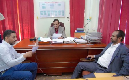 المحافظ بن الوزير يناقش مع مدير عام الصحة خطة تنفيذ المسح الميداني لمرض التراخوما في شبوة