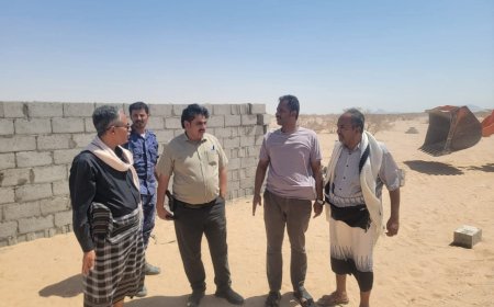 اللجنة الخدمية المختصة بمدينة عتق تباشر إزالة العشوائيات والتعديات بالمخططات غير المصرح بها.