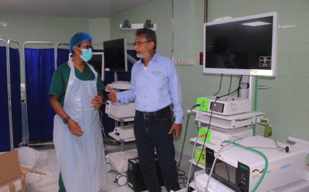مدير صحة لحج يتفقد مستشفى ابن خلدون ويشرف على استلام منظار جراحي حديث. 