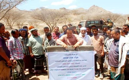 غانم يضع حجر الأساس لبناء وحدة صحية في قرية السُفيلى بكرش، بتكلفة 83،5 مليون ريال