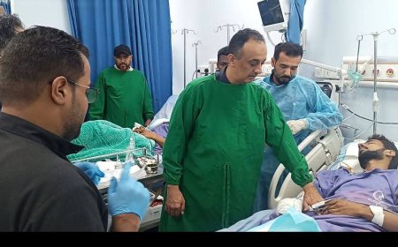بتوجيهات المحافظ عبدالرحمن.. مديرصحة عدن يطمئن على أحوال المصابين من حادث إنفجارفي معسكر قوات العمالقة