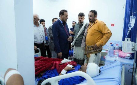 المحافظ عبدالرحمن شيخ يتفقد جرحى انفجار معسكر العمالقة ويشدد على أهمية إيلائهم الرعاية الطبية الكاملة