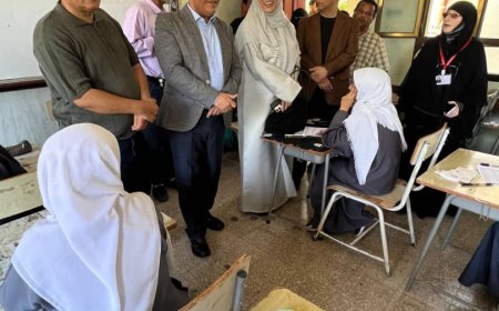 وزير التربية (العبادي) يطلع على سير الاختبارات الوزارية في مركزي ثانوية عدن النموذجية وخديجة بمديرية المنصورة بعدن