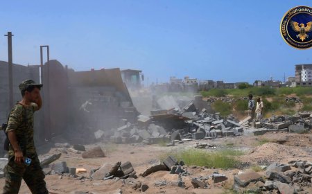 بتوجيهات وزير الدولة محافظ العاصمة عدن.. وحدة حماية الأراضي تنفذ إزالة منازل وأحواش عشوائية في مدينة الشعب