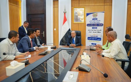 عضو مجلس القيادة محافظ حضرموت يرعى توقيع مذكرة تدريب 30 قابلة تقنية بمديرية الديس الشرقية