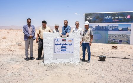 الوكيل البابكري يضع حجر الأساس لقرية صالح التريكيت السكنية بمدينة عتق بتمويل كويتي.