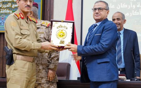 رئيس جامعة عدن يشارك في استقبال الدفعة الـ18 قيادة وأركان ويُكرَّم بدرع الأكاديمية العسكرية العليا