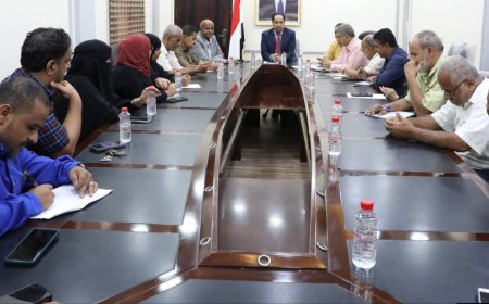 البكري يلتقي موظفي مكتب الشباب بعدن ويؤكد أهمية الانضباط الوظيفي وتطوير الأداء