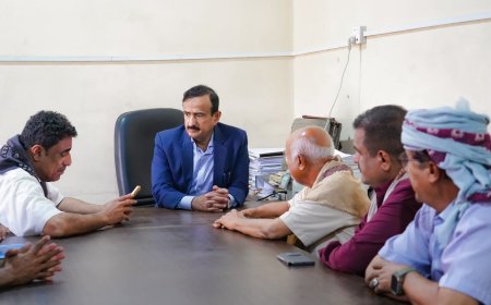 المحافظ بن الوزير يؤكد أهمية استقرار خدمات الكهرباء وتعزيز كفاءة التشغيل بالمحافظة