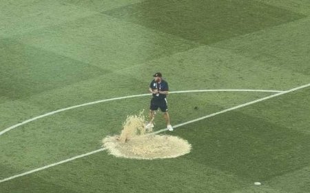 في كأس العالم .. انفجار انبوب مجاري في أرضية الملعب بين شوطي مباراة.. فيديو