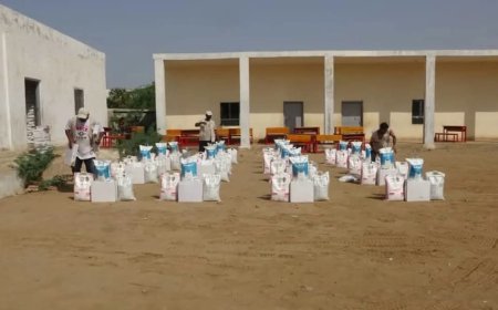 الخلية الإنسانية تواصل توزيع المساعدات الغذائية في المخا