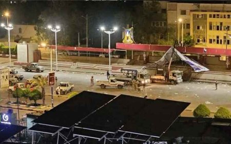 إزالة صورة عيدروس الزبيدي من ساحة العروض في عدن واقتلاع الهيكل الحديدي الحامل لها
