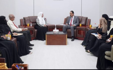 وزير الأشغال وشؤون المرأة يناقشان خطوات عملية لتعزيز التعاون وتمكين المرأة. 
