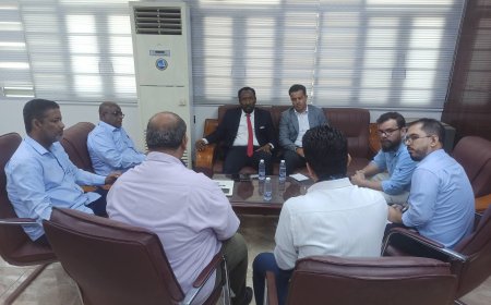 وفد برنامج الأغذية العالمي يزور ميناء المكلا ويبحث سبل تعزيز التعاون المشترك