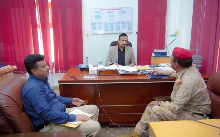 المحافظ بن الوزير يناقش تداعيات الهجرة غير الشرعية، ويجدّد الدعوة لدعم جهود المعالجة الإنسانية والأمنية.