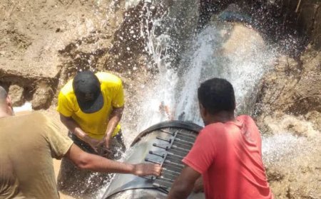 فرق مؤسسة مياه عدن تنهي أعمال صيانة وإصلاح لأنبوب الخط الرئيسي المغذي لمديرية البريقة