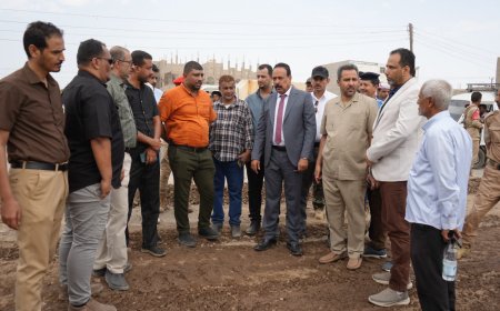 وزير الأشغال ومحافظ لحج يدشنان أعمال الصيانة الروتينية للطرق بالمحافظة.