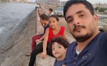 صورة مؤثرة للصحفي محمد عيضة مع أبنائه تثير تفاعلاً واسعاً على مواقع التواصل