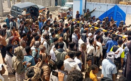 لحج.. لليوم الثاني على التوالي تواصل التظاهرات الجماهيرية الحاشدة رفضاً لتغيير مدير الأمن