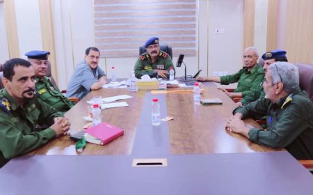 لقاء أمني يناقش ملابسات انفجار مخزن الذخيرة في الممدارة بالعاصمة عدن