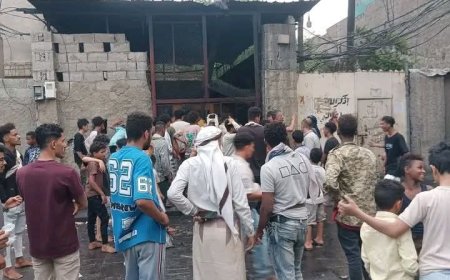 عاجل ..انفجار عنيف يهز حي الظربة في تعز.. تماس كهربائي يشعل مولداً ضخماً ويتسبب بانفجار المحول