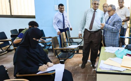 رئيس جامعة عدن يتفقد سير الامتحانات بكلية الآداب