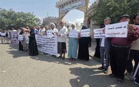 وقفة صامتة في المكلا تطالب بسرعة كشف قتلة الصحفي محمد عيضة