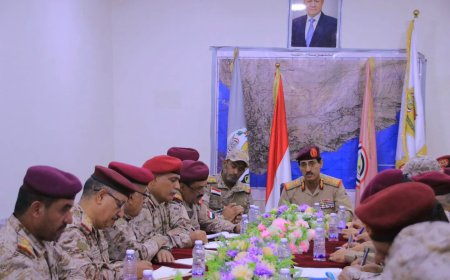 وزير الدفاع يؤكد رفع جاهزية القوات المسلحة خلال اجتماع عسكري في مأرب