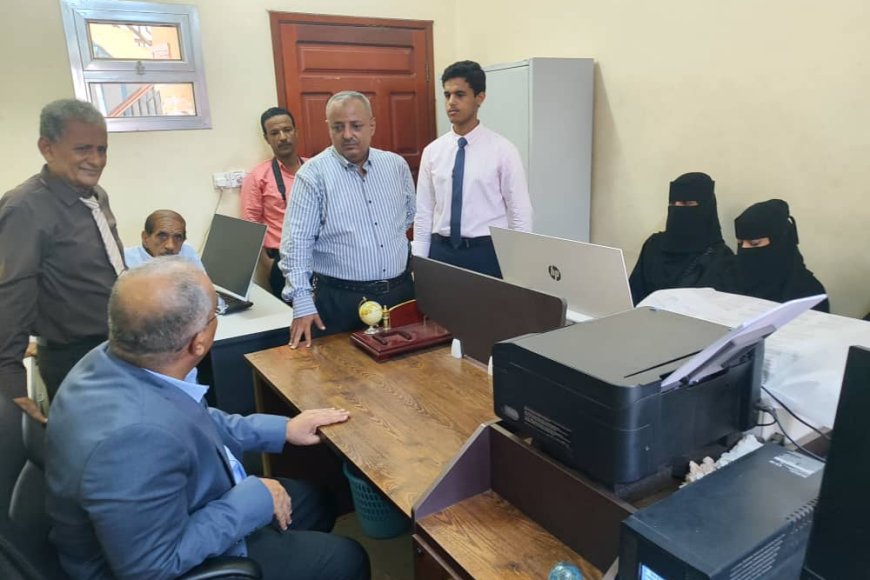 ​وزير التربية والتعليم يتفقد مستوى الانضباط الوظيفي بديوان الوزارة في عدن