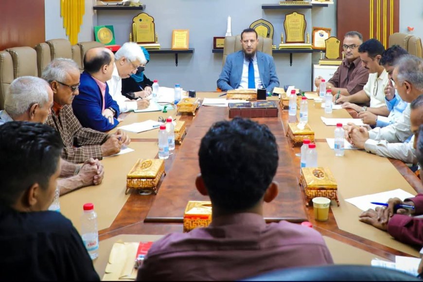 المحافظ شيخ يناقش آليات وإجراءات تطوير عمل مكتب السياحة بالعاصمة عدن