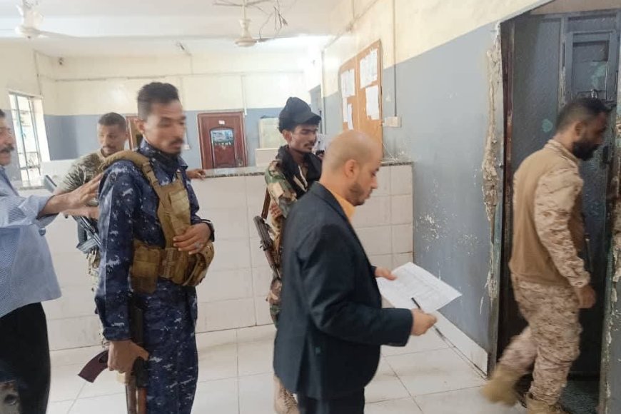 رئيس محكمة الميناء بعدن يتفقد أوضاع الموقوفين في أقسام شرط التواهي والمعلا والقلوعة