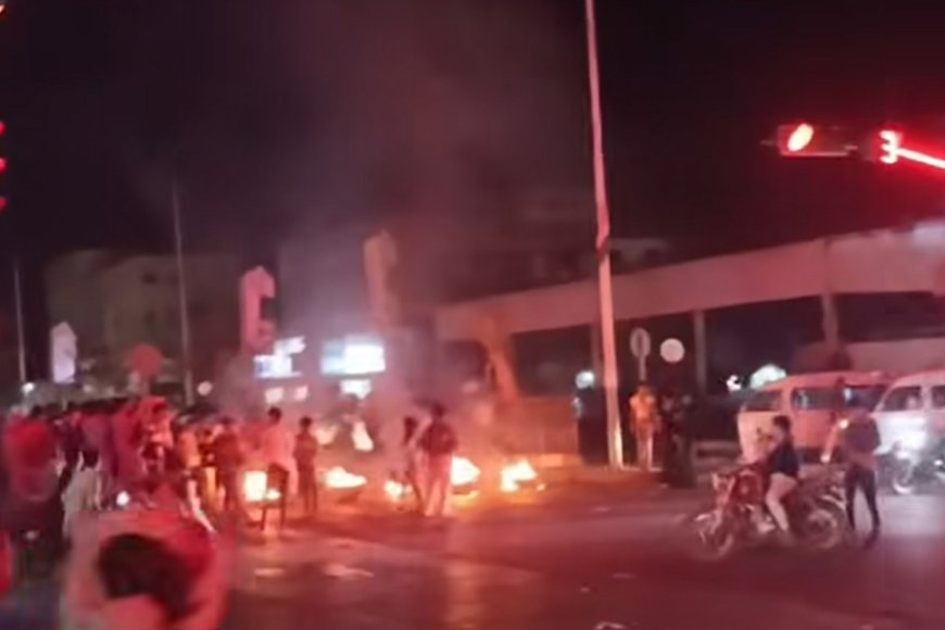 احتجاجات غاضبة تتواصل في المنصورة والشيخ عثمان وقطع طرقات بالإطارات المشتعلة