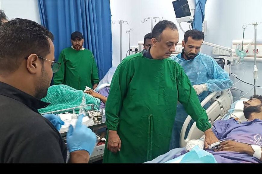 بتوجيهات المحافظ عبدالرحمن.. مديرصحة عدن يطمئن على أحوال المصابين من حادث إنفجارفي معسكر قوات العمالقة
