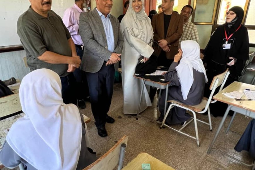 وزير التربية (العبادي) يطلع على سير الاختبارات الوزارية في مركزي ثانوية عدن النموذجية وخديجة بمديرية المنصورة بعدن
