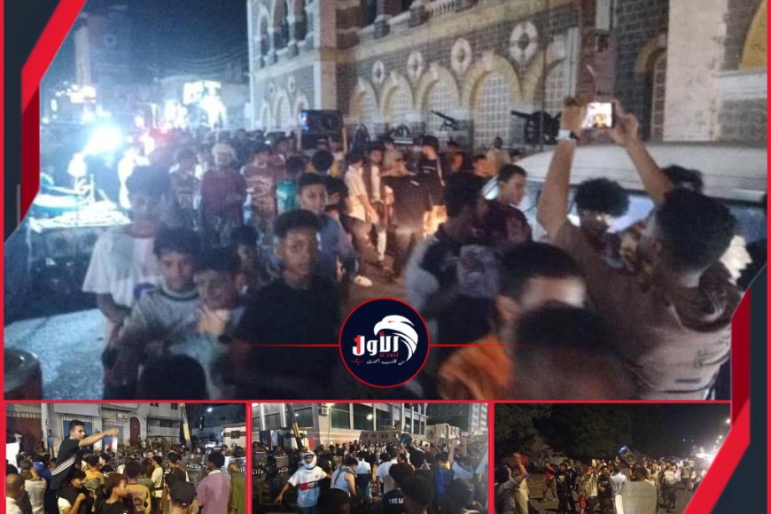 بالصور.. الغضب الشعبي يتجدد في عدن بمسيرة حاشدة بكريتر تنديداً بانهيار الكهرباء